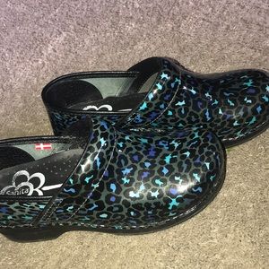 Gray and Blue Leopard Print Sanitas